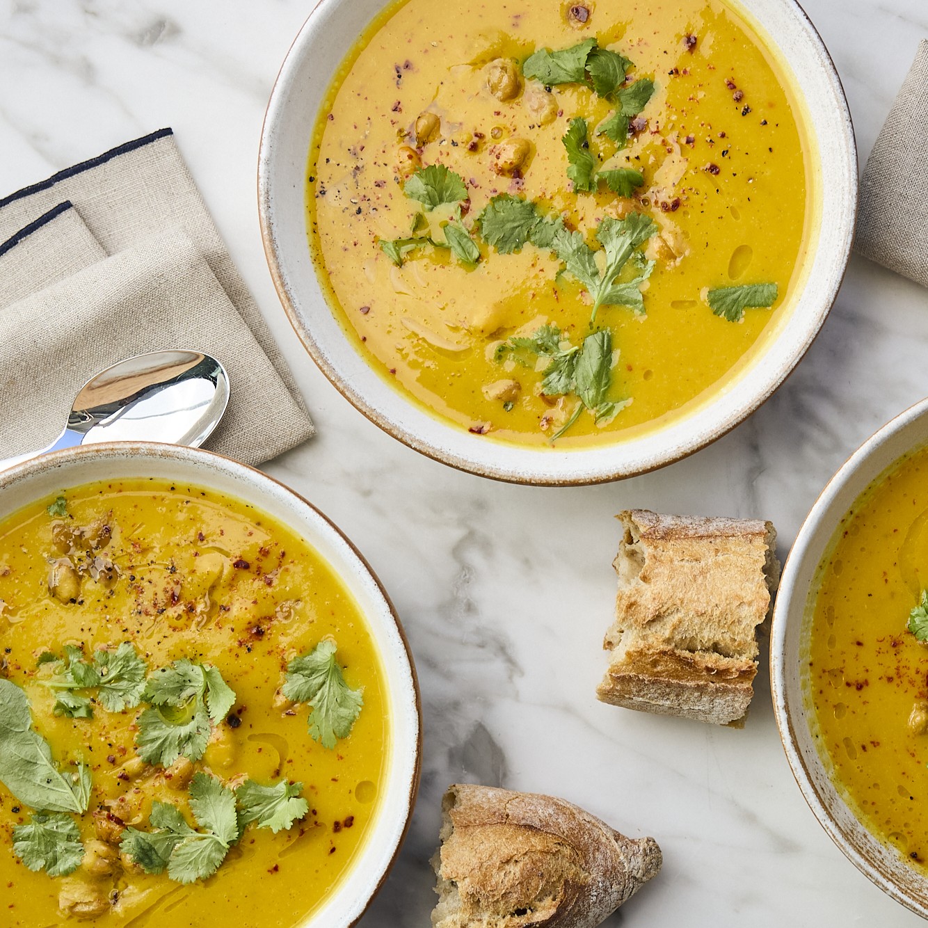 Diese geröstete Kürbissuppe ist genau das Richtige für die kalte Jahreszeit. Sie wärmt an kühlen Tagen und ist ganz einfach zuzubereiten: Das Gemüse wird im Ofen geröstet und anschließend püriert. Besonders lecker schmeckt die Suppe mit knusprigen Kichererbsen und frischen Kräutern als Topping.