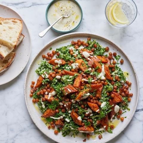 Cremiger Grünkohl-Salat mit Süßkartoffeln